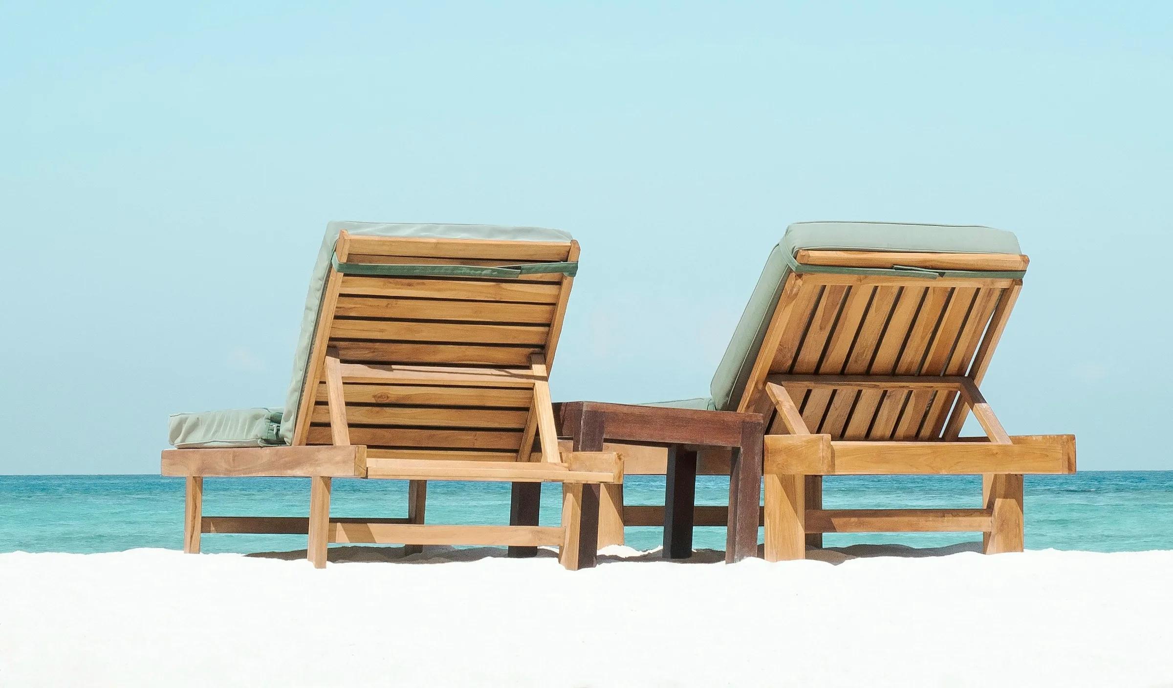 Dve ležadlá na pláži s výhľadom na more, Costa del Sol