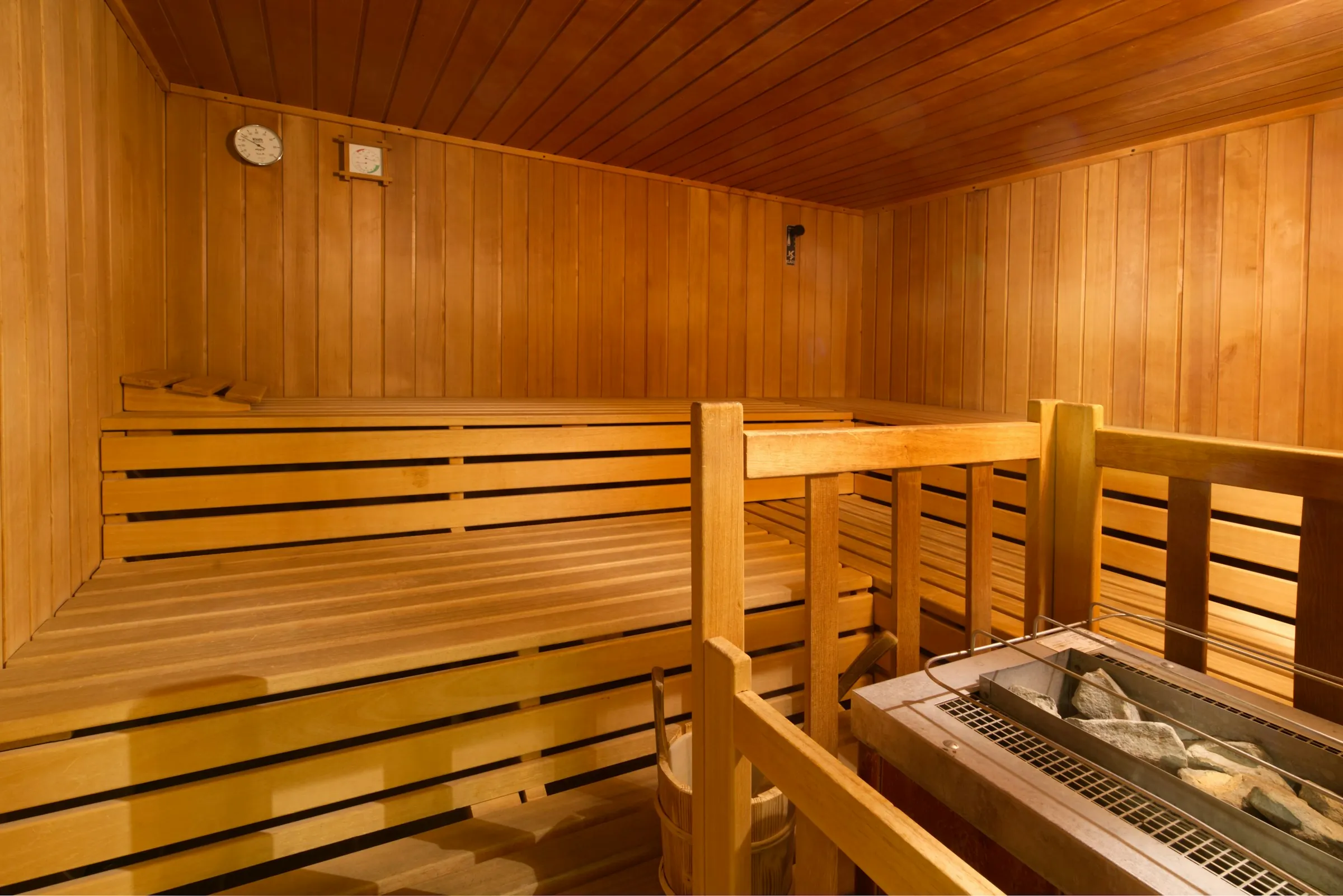 Drevená sauna s lavicami a pecou – Benalmádene